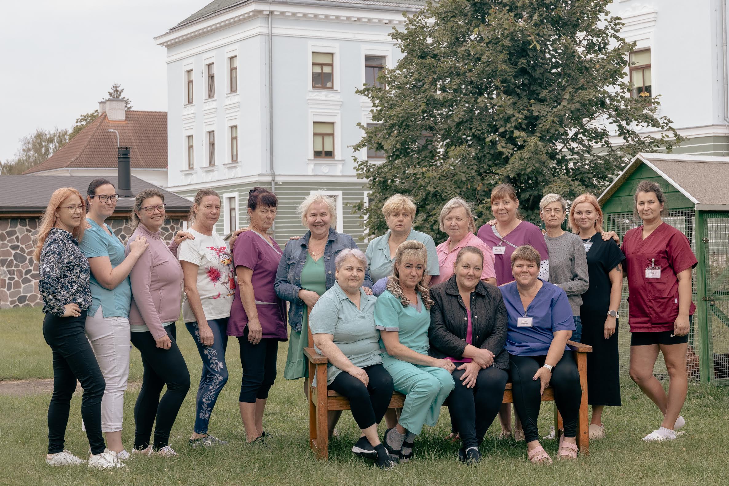Osa Vastseliina hooldekodu töökast kollektiivist 12. septembri ennelõunal. Tagant vasakult: Merliin Kookmaa, Lii Toots, Kati Taal, Anna Okas, Tiiu Zirk, Terje Otsatalu, Esta Kaljumäe, Viive Palok, Terje Rebane, Mariina Parind, Merilin Ellisaar, Terje Kanarbik-Pettai. All vasakult: Ludmilla Ostapjuk, Mareli Raja, Anu Täht, Tiiu Silm. Foto: Aigar Nagel